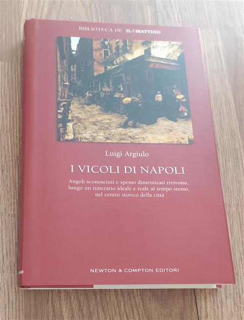 I Vicoli Di Napoli. Angoli Sconosciuti E Spesso Dimenticati Rivivono Lungo Un Itinerario Ideale